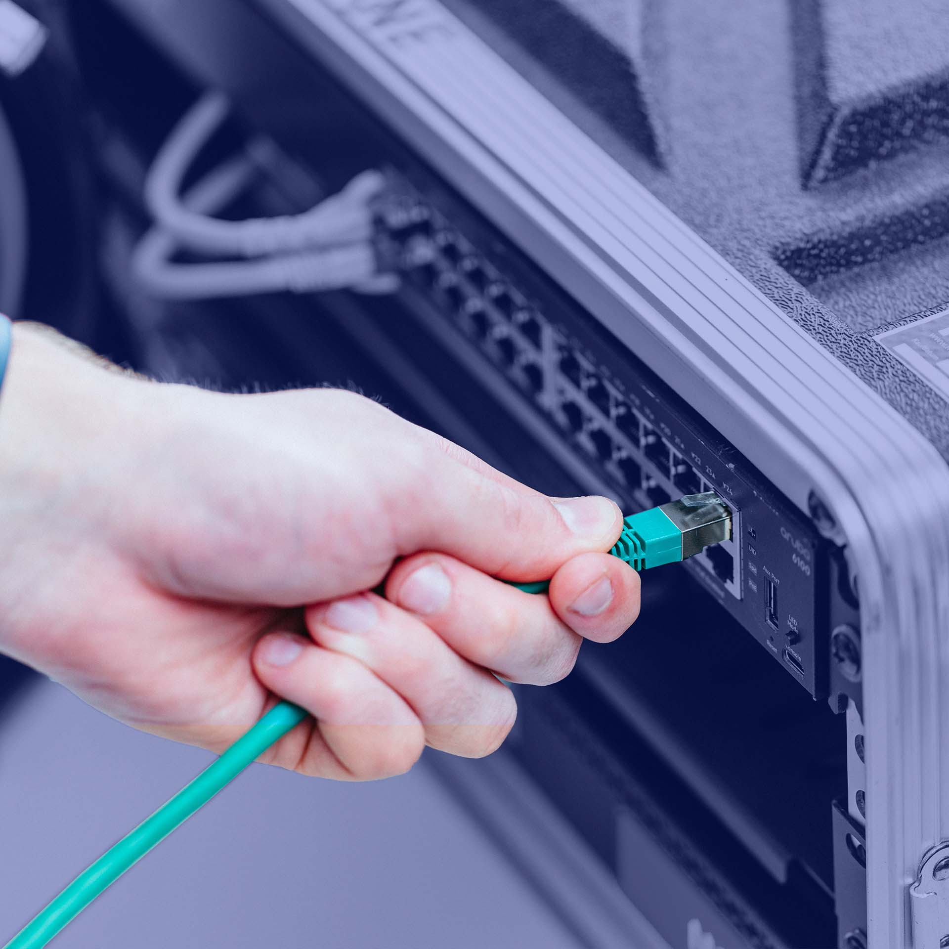 Netzwerkkabel wird an Server angeschlossen