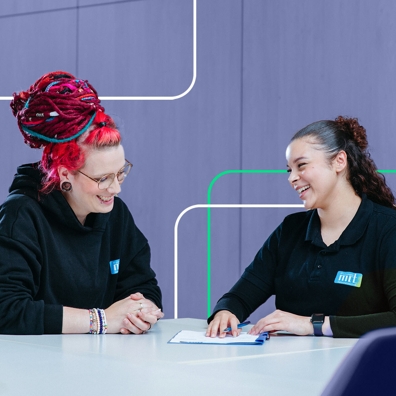 IT-Team im Büro bei der Zusammenarbeit