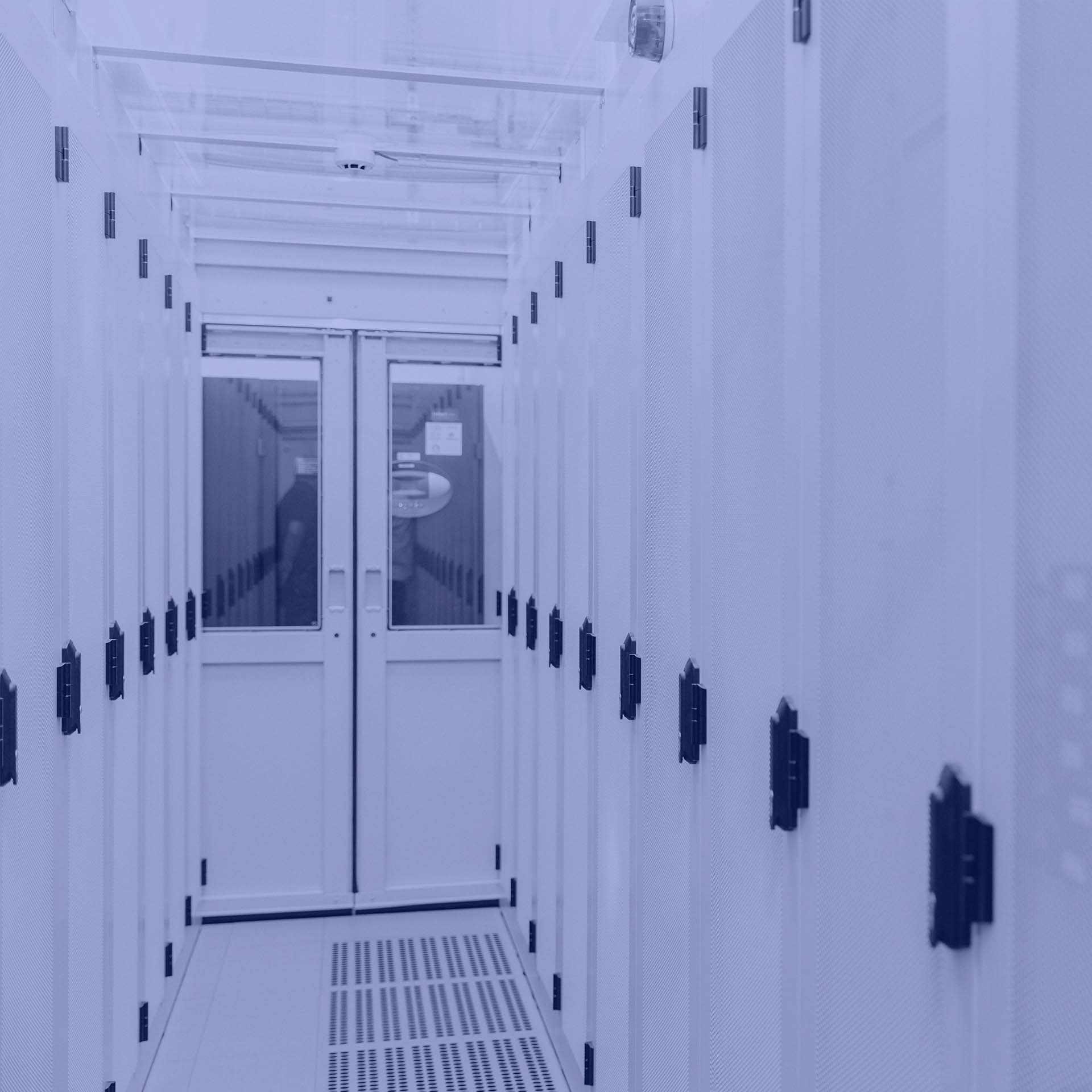 Serverraum im Datacenter mit IT-Infrastruktur