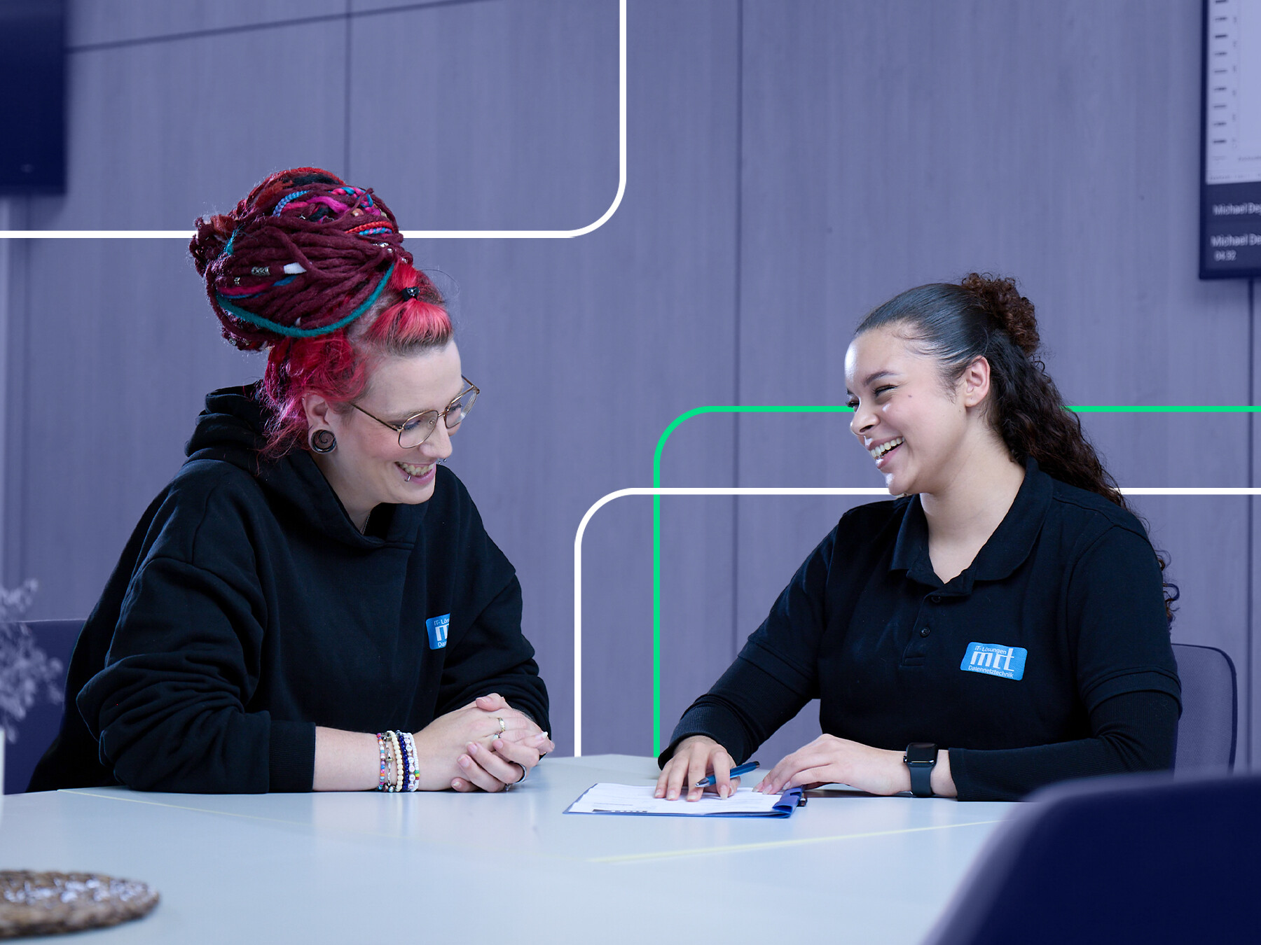 IT-Team bespricht Projekt und arbeitet zusammen