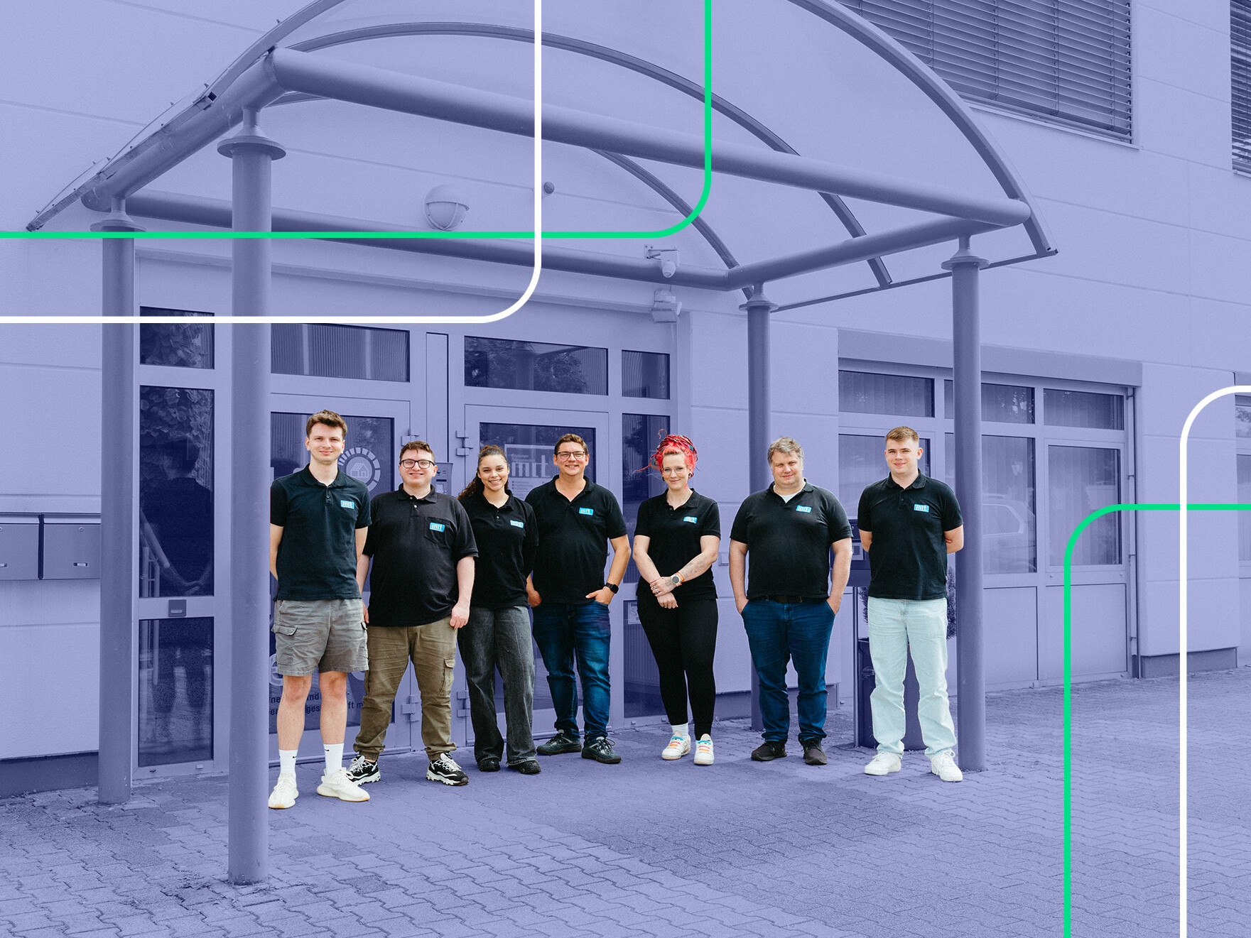 IT-Mitarbeiter Teamfoto vor Firmengebäude